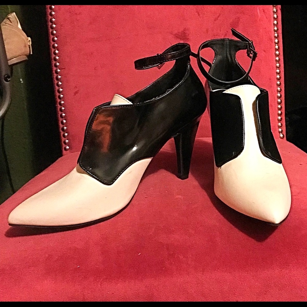 Fun pair of Tildon shoes! In brand new condition. Size 8.